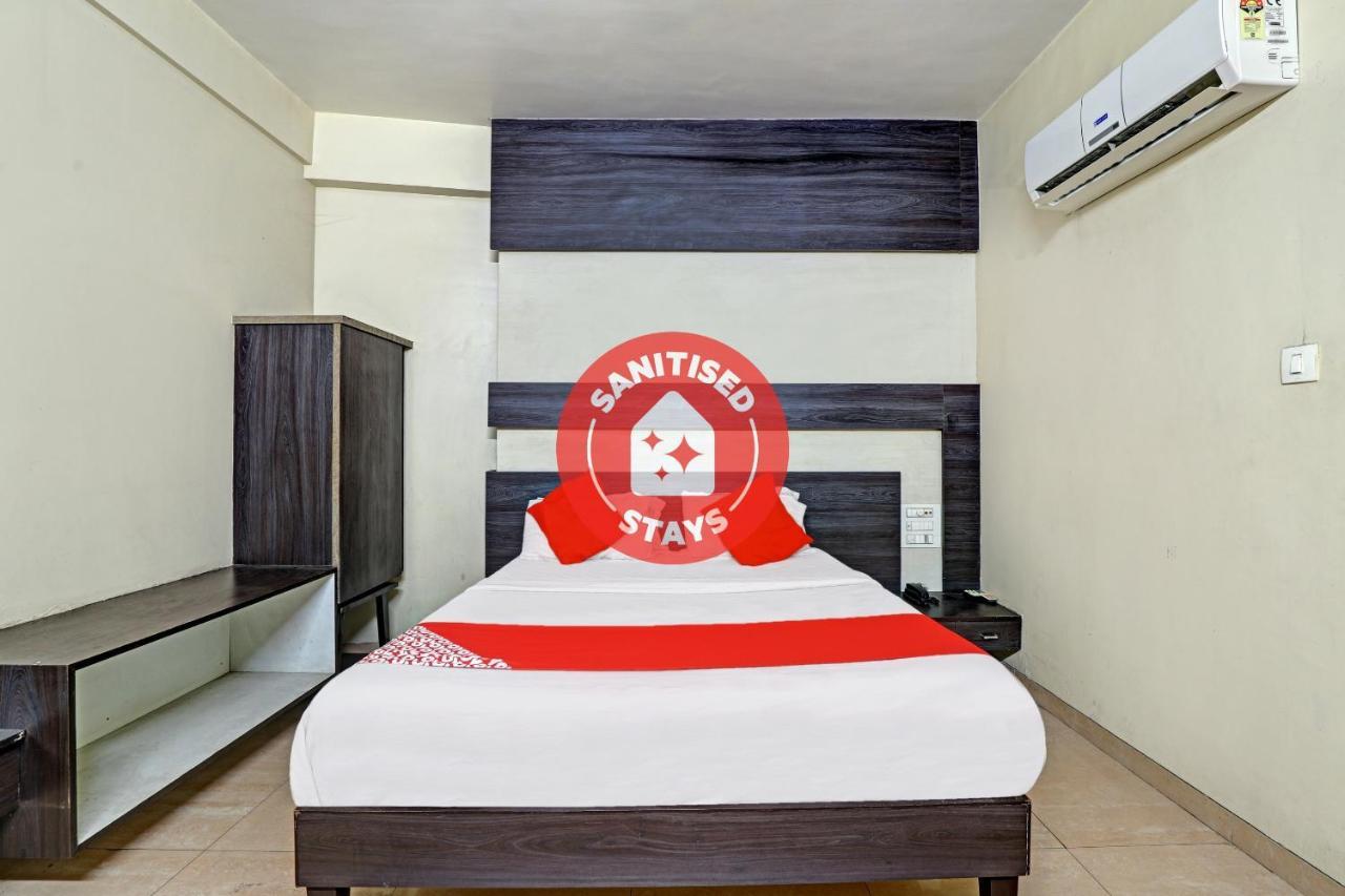 OYO 82461 Hotel Darshan Banquet And Rooms Surat Buitenkant foto