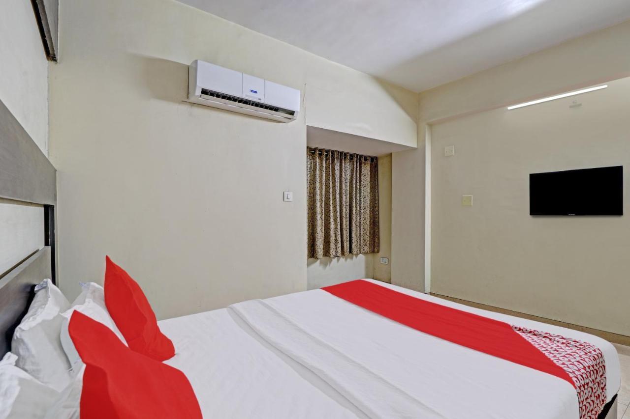 OYO 82461 Hotel Darshan Banquet And Rooms Surat Buitenkant foto