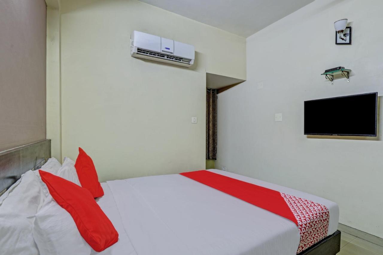 OYO 82461 Hotel Darshan Banquet And Rooms Surat Buitenkant foto